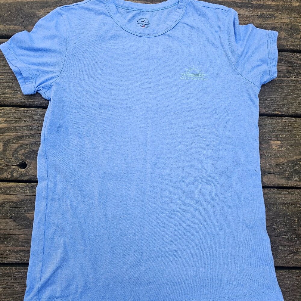 Vineyard Vines women S t shirt short sleeve shirt top  light blue with logo on c